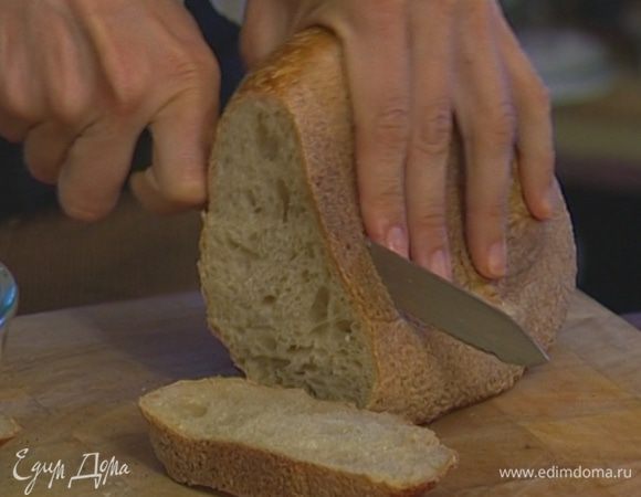 Хлеб нарезать и подсушить в духовке или тостере.