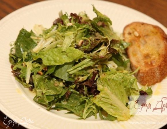 Подавать салат с поджаренными хлебными тостами, сбрызнув их оливковым маслом. 