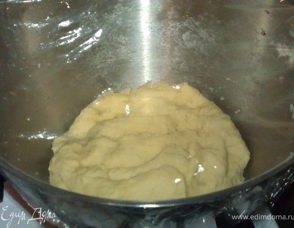 Сначала приготовим опару. Просеем муку. Молоко подогреем на маленьком огне с маслом, солью и сахаром до 40 С. В мисочку покрошим дрожжи, зальем 2-3 ст л теплого молока и добавим 1 ст л муки, перемешаем и поставим в теплое место на 10-15 минут, чтобы опара вспенилась и увеличилась в размерах.
Остальное молоко возвращаем на огонь и прогреваем не доводя до кипения, всыпаем порошок картофельного пюре и хорошенько размешиваем.
 Охлаждаем до 40С и выливаем в просеянную муку. Слегка перемешиваем.
Затем добавляем опару.
Замешиваем в течение 10 минут мягкое нежное тесто (если покажется суховатым можно добавить пару ложек теплой воды).
Накрываем пленкой и оставляем в теплом месте подходить (минут за 20 тесто у меня доросло до краев).