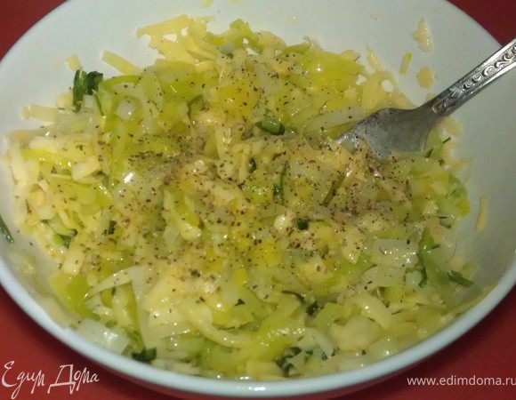 Пока тесто подходит приготовим начинку.
Порей порезать колечками потушить до мягкости на сливочном масле, посыпать молотым перцем. Охладить, добавить тертый сыр (если сыр острый, то соль добавлять не нужно), зелень, и сырое яйцо. 