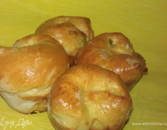 P.S. Эти булочки получились из обрезков с краеврулета, т.к. его пришлось подгонять по размеру формы :)