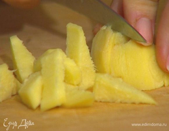 Имбирь и чеснок почистить и крупно нарезать. 