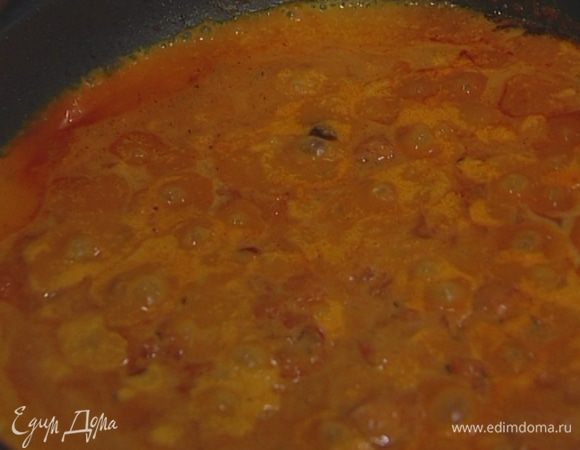 В готовое карри добавить сок лайма, щепотку свежемолотого перца и кинзу.