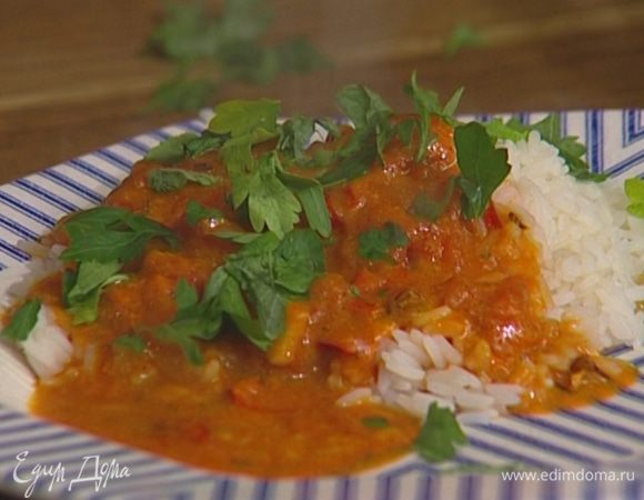 Подавать карри с отваренным рисом.
