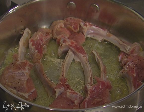 Разогреть в сковороде 1 ст. ложку сливочного и 1 ст. ложку оливкового масла и обжаривать отбивные по нескольку минут на каждой стороне до золотистого цвета.