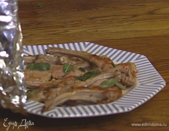 Готовое мясо выложить на тарелку, накрыть фольгой и оставить на несколько минут.