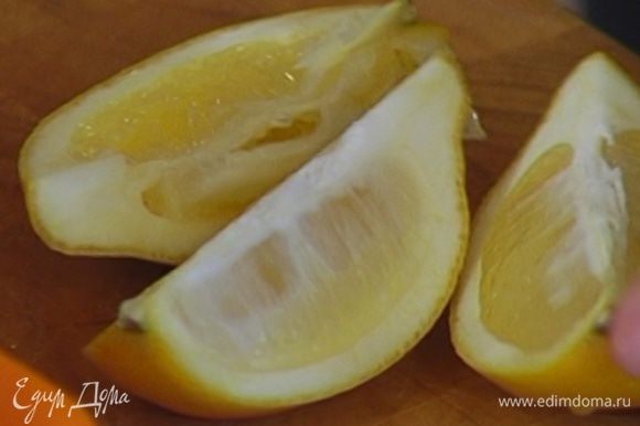 Лимон нарезать дольками.