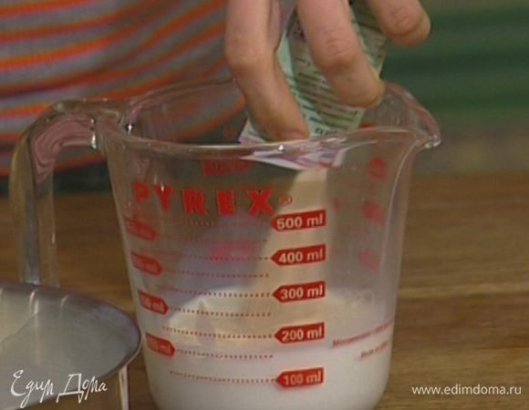 Отлить 100 мл молока и добавить в него дрожжи, перемешать до полного растворения, затем смешать с оставшимся молоком.