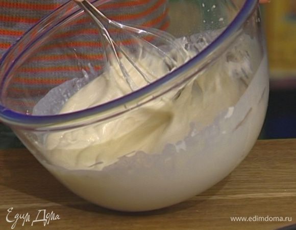 Молоко с дрожжами влить в муку, все вымешать. Накрыть влажным полотенцем и поставить на 1 час в теплое место.