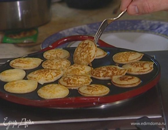 Сковороду разогреть и смазать сливочным маслом. Выпекать небольшие пончики-лепешки, обжаривая их с обеих сторон до золотистого цвета.