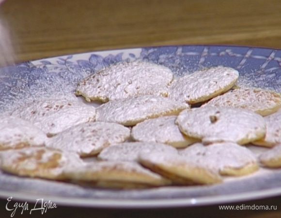 Выложить на тарелки, на каждую порцию сверху положить 1 ст. ложку сливочного масла и присыпать сахарной пудрой.