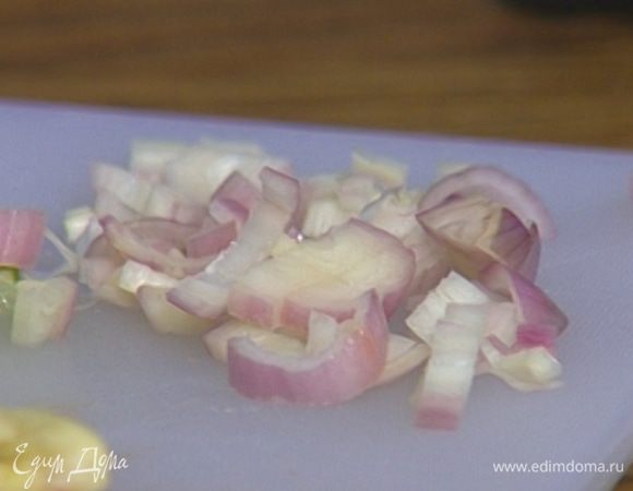 Лук и чеснок почистить и мелко порезать.