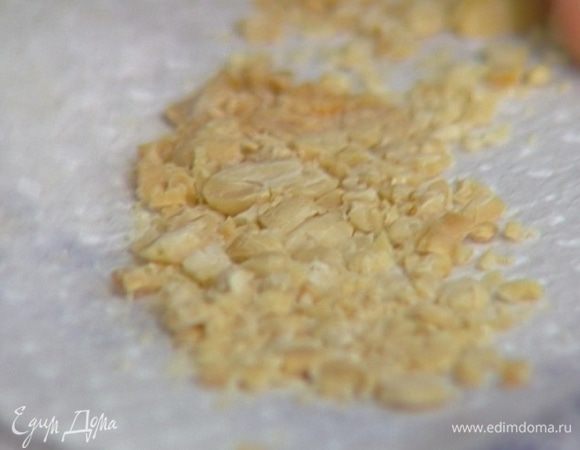 Арахис порубить ножом.