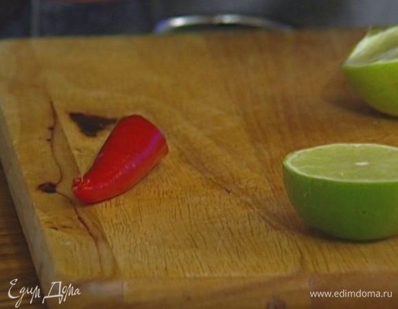 Половинку перца чили, удалив семена, мелко нарезать.