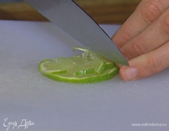 Четвертинку лайма вместе с цедрой мелко порубить. 