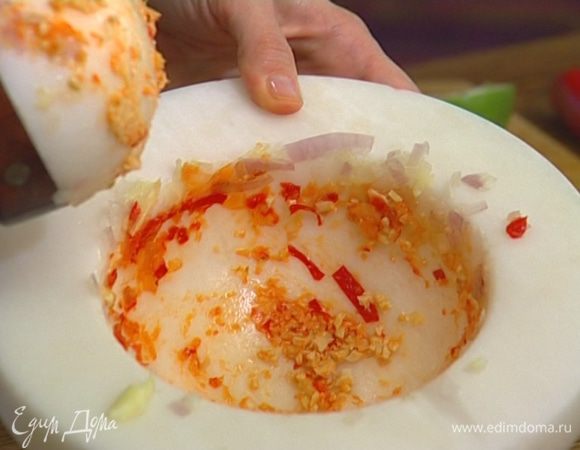 Измельченный лук, чеснок и 1 ч. ложку арахиса растереть в ступке в кашицу.