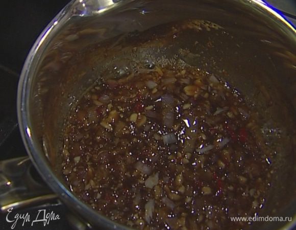 В небольшой кастрюле разогреть соевый и рыбный соус, добавить 1 ст. ложку воды, сахар и смесь из ступки, довести все до кипения и варить на медленном огне 5 минут. Если соус получается слишком густым, можно разбавить небольшим количеством кипятка.