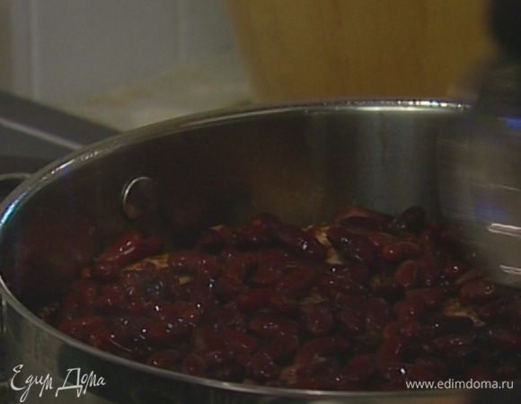 Фасоль замочить в холодной воде на 4 часа, а лучше на ночь, затем отварить.