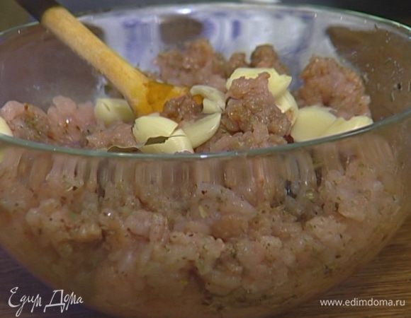 В фарш добавить прованские травы, половину перца с солью, 2 ст. ложки оливкового масла, 2 ч. ложки бальзамического уксуса, цедру апельсина, мускатный орех, чеснок, лавровый лист и все вымешать. Затянуть посуду с фаршем пленкой и поставить на ночь (или минимум на час) в холодильник.