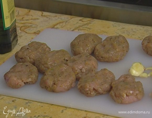 Вынуть из фарша чеснок (не выбрасывать!) и лавровый лист, еще раз все перемешать и сформировать котлеты.