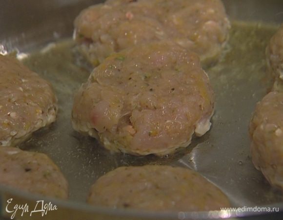 В сковороде, которую можно ставить в духовку, разогреть 2 ст. ложки оливкового масла и обжарить котлеты с обеих сторон до золотистого цвета, затем выложить на котлеты фасоль, присыпать оставшимся перцем с солью.