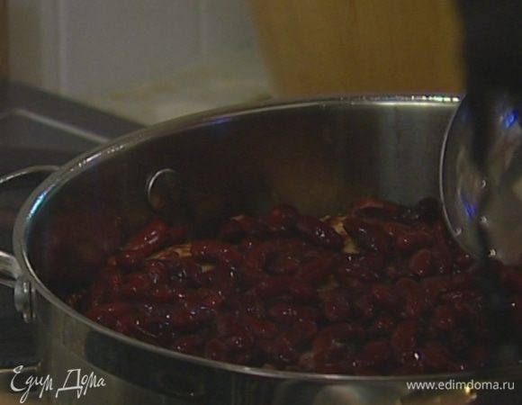 Выложить на котлеты фасоль, присыпать оставшимся перцем с солью.