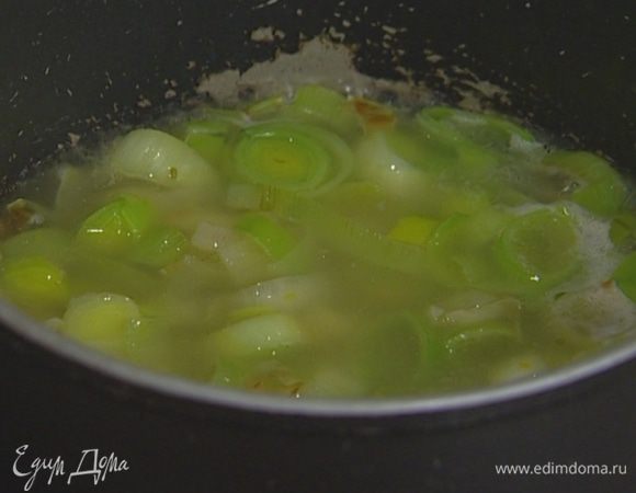 Приготовить соус: в небольшой кастрюле разогреть 1 ч. ложку сливочного и 1 ст. ложку оливкового масла, добавить лук-порей и чеснок из фарша, влить оставшийся бальзамический уксус, 300 мл воды и довести до кипения.