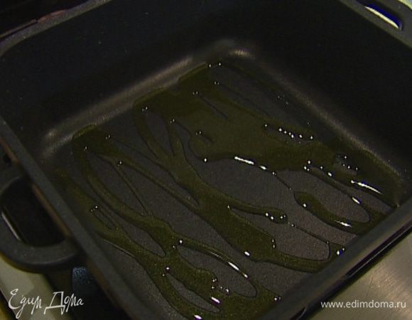 В тяжелой кастрюле, которую можно ставить в духовку, разогреть растительное масло.