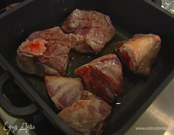 Мясо обвалять в муке и обжаривать со всех сторон до появления золотистой корочки, чтобы «запечатать» сок, затем выложить из кастрюли.