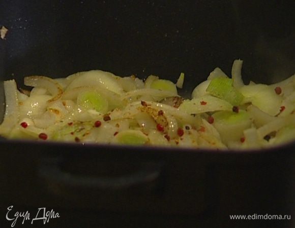 Весь нарезанный лук и зубчики чеснока целиком положить в кастрюлю, в которой обжаривалось мясо, добавить соль, розовый перец, чили и половину листьев розмарина. Прогревать на небольшом огне около 10 минут.