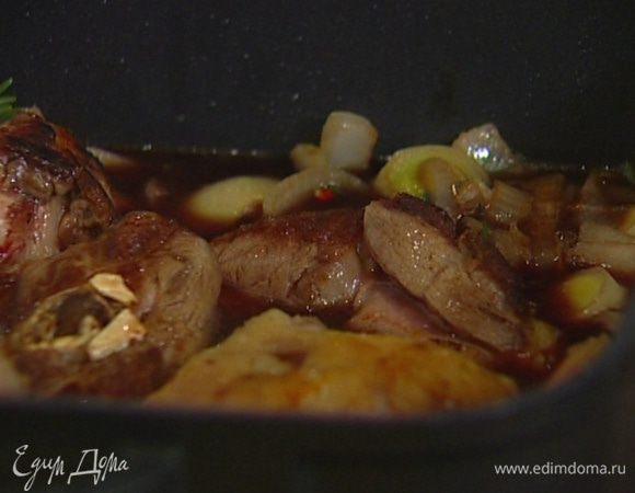 Вернуть в кастрюлю баранину, накрыть крышкой и отправить в разогретую духовку на 2 часа. Баранина должна отходить от костей и буквально таять.