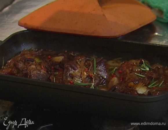 Готовую баранину присыпать оставшимися листьями розмарина.