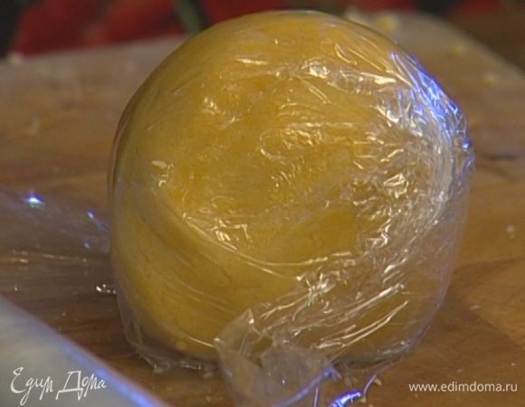 Приготовить тесто: 60 г предварительно охлажденного сливочного масла нарезать кубиками, добавить муку, 2 ст. ложки ледяной воды и все вымешать. Очень быстро, чтобы масло не нагрелось, скатать из теста шар, завернуть в пищевую пленку и положить на полчаса в холодильник.