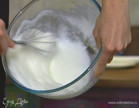 Белки взбить со щепоткой соли и ввести их в творожную массу.