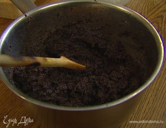 Мак залить кипятком и поварить несколько минут, затем воду слить, добавить 150 г сахара, все перемешать и пропустить через мясорубку.