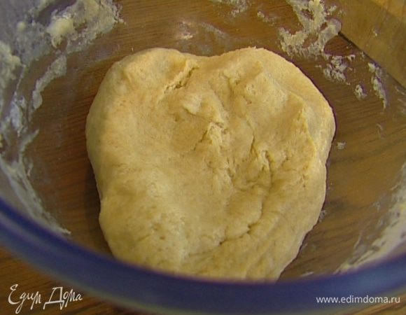 Приготовить тесто: в чаше комбайна перемешать 50‒70 г коричневого сахара с пакетиком ванильного сахара, добавить муку, дрожжи, соль и апельсиновую воду, влить растопленное масло, молоко и вымешивать все насадкой для теста 5–7 минут на небольшой скорости. 
Сформировать из теста шар и держать в тепле, пока тесто не увеличится вдвое.