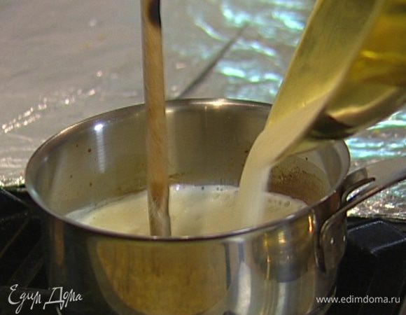 Приготовить крем: в кастрюлю влить 300 мл молока, добавить 40 г коричневого сахара, пакетик ванильного сахара, соль и довести все до кипения.