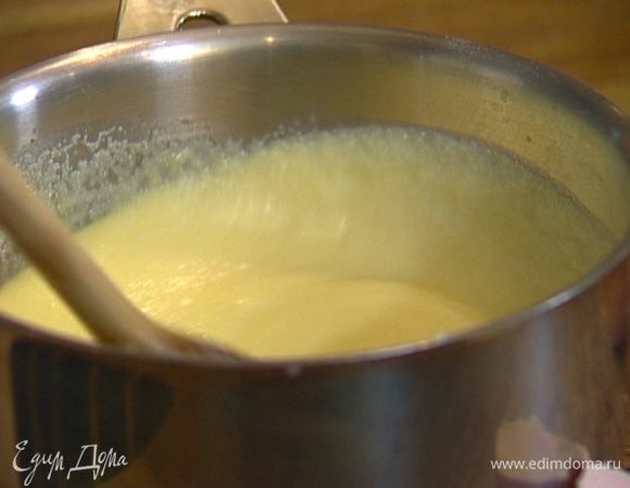 Убавить огонь и, непрерывно перемешивая, всыпать манку и добавить 50 г сливочного масла. Когда масло растопится, снять кастрюлю с огня и, непрерывно перемешивая, ввести яйца.