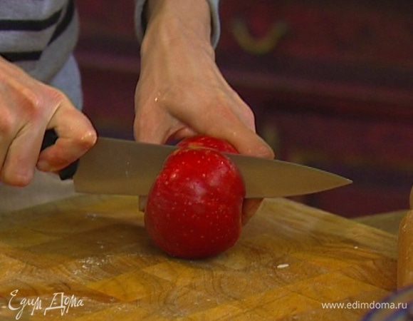 Яблоко, удалив сердцевину, нарезать небольшими кубиками.