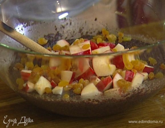 В крем с маком добавить нарезанное яблоко и изюм, все перемешать.