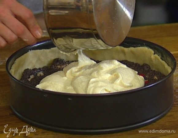 В форму с тестом равномерно выложить маковую начинку с яблоками и изюмом, сверху вылить творожную массу.