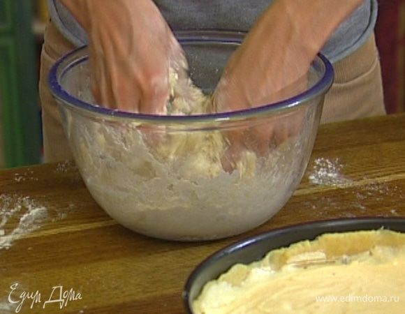 Приготовить посыпку: 100–150 г муки соединить со 100 г предварительно размягченного сливочного масла и 50 г коричневого сахара, все растереть руками в крошку.