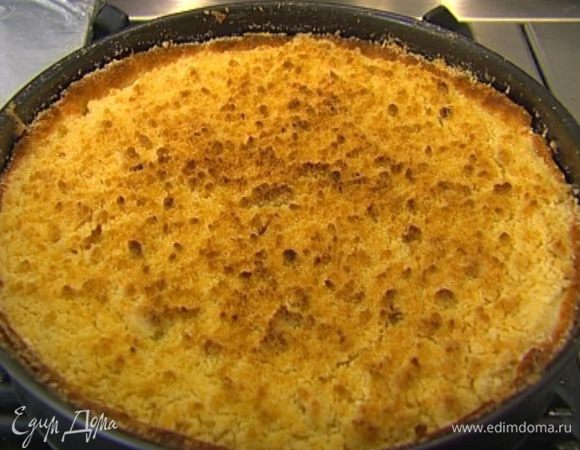 Выпекать пирог в разогретой духовке 40‒50 минут. 