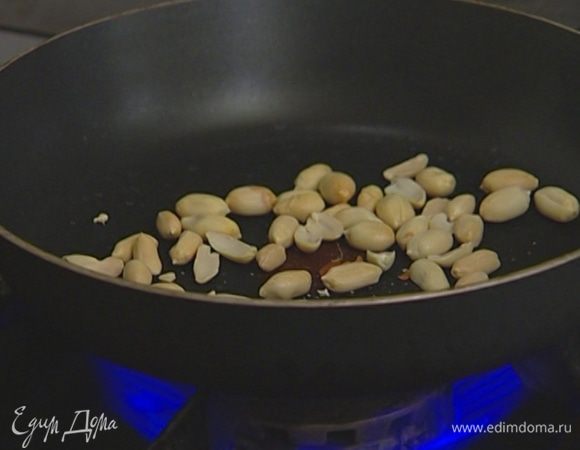 Арахис поджарить, очистить от шелухи и слегка измельчить.