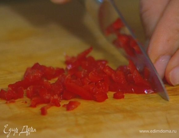 Перец чили, удалив семена, порубить.