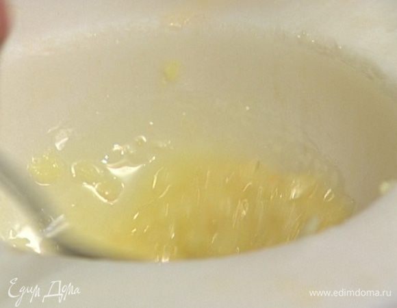 Чеснок почистить и растереть в ступке вместе с солью.