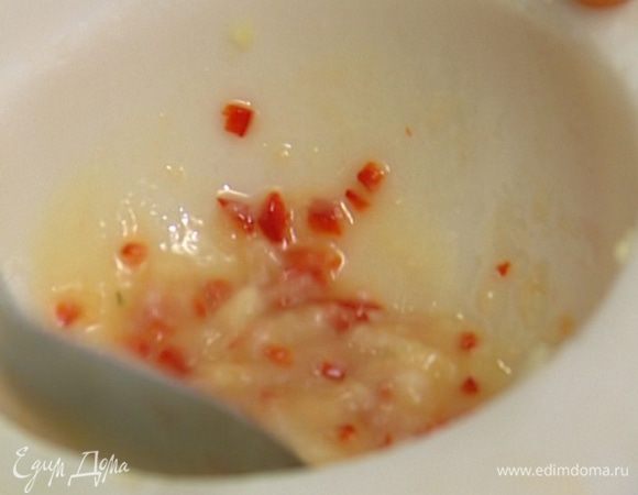 Приготовить заправку: взбить арахисовое масло с лимонным соком в густую массу и переложить в ступку к чесноку, добавить чили, сахар, рыбный соус и кинзу. Все перемешать.