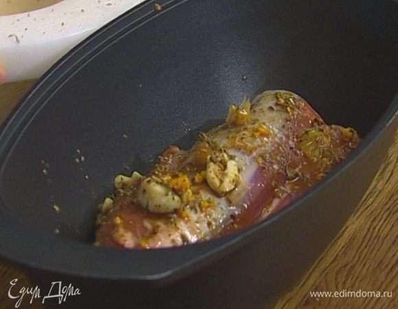 Мясо уложить в глубокую посуду, полить маринадом, затянуть посуду пищевой пленкой и поставить в холодильник минимум на час, а лучше на ночь.