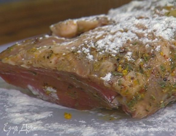 Мясо обвалять в муке, затем обмакнуть во взбитые яйца и обвалять в измельченных каштанах. 