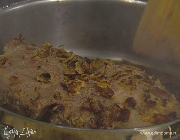 Разогреть в сковороде 2 ст. ложки растительного масла и обжарить мясо со всех сторон до золотистой корочки.